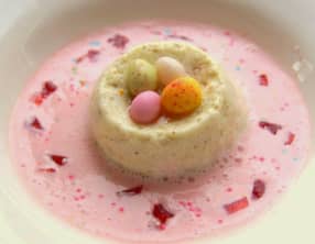 Ile flottante à la pistache et crème à la fraise