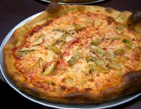 Pizza aux coeurs d'artichauts, anchois et mozzarella