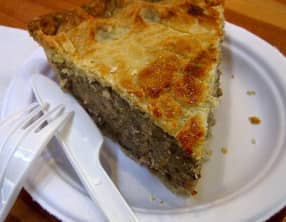 Tourte à la chair à saucisses de veau, godiveau, champignons et artichauts