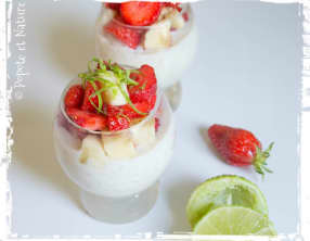 Verrines fraises, citron vert et banane sur riz au lait vanillé