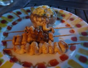 Brochettes d’encornet mariné au citron et au basilic, champignons farcis au fromage frais