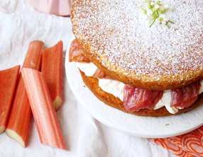 Sponge cake à la rhubarbe rôtie