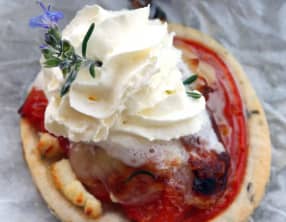 Tartelette tomates, crottin de chèvre au miel crémeux, émulsion romarin