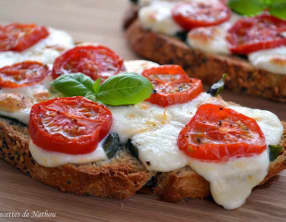 Bruschettas à la mozzarella, tomates cerise et basilic