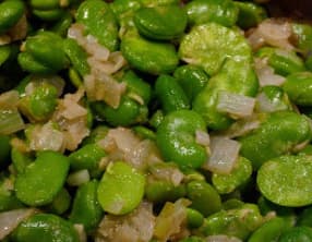 Fèves fraîches sautées à l'huile d'olive et au cumin