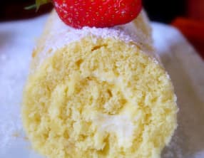 Génoise roulée au lime curd et fraises