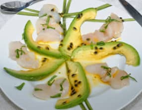 Carpaccio d'avocat et Saint-Jacques aux fruits de la Passion