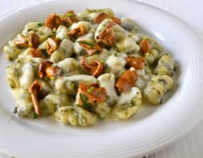 Gnocchis verts ou « merda de can », girolles et sauce à la tomme de Savoie