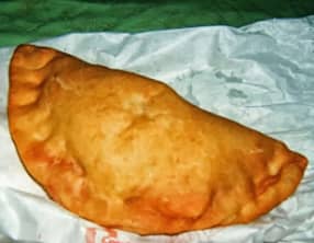 Mini pizza calzone fritto aux saucisses et mozzarella, ricotta