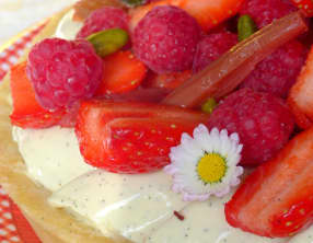 Tarte rhubarbe, fraises, framboises et vanille