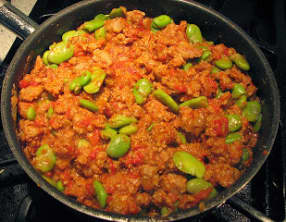 Fèves fraîches aux oeufs brouillés, chorizo, saucisses, tomates