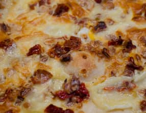 Pizza au Brie, aux tomates séchées et aux noix