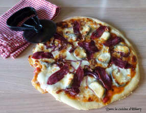 Pizza aux magrets de canard fumé, crottin de chèvre et oignon rouge