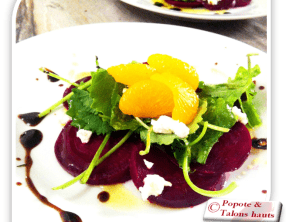 Salade de betteraves et mandarines sur roquette et copeaux de fromage de chèvre