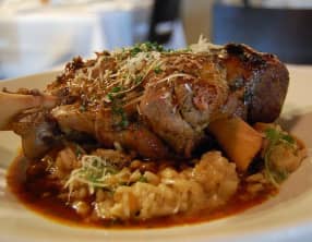 Souris d'agneau en papillote, à l'ail et au romarin