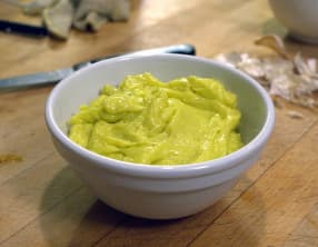 Sauce aïoli aux amandes et pignons de pin, picata