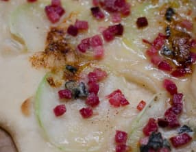 Pizza au chou-rave, au Bleu et aux lardons, arrosé de miel