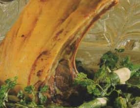 Carré d'agneau aux légumes verts, poivre de Guinée et folle blanche