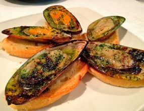 Croûtes - crostinis - aux moules pour apéro ou entrée