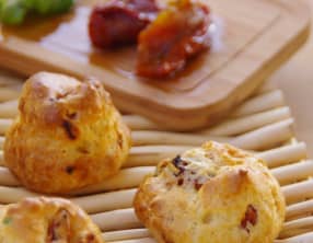 Gougères aux tomates confites et basilic