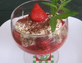 Coupes de fraises à l’infusion de verveine et leurs îles flottantes