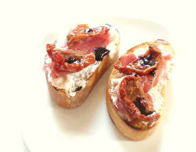 Bruschettas au chêvre frais et au jambon cru