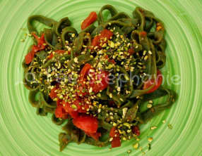 Tagliatelles aux épinards tomates caramélisées et pistaches hachées