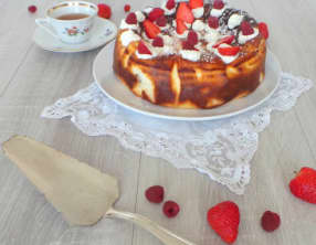 Gâteau au fromage blanc, fraises et framboises