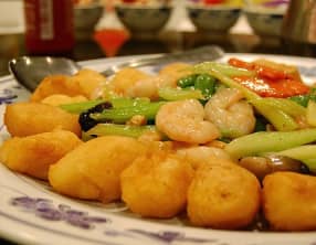 "fried custard", crevettes épicées, noix de pecan, légumes et salicornes