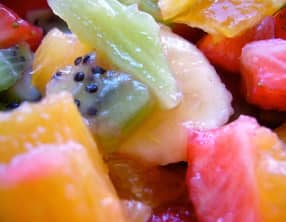Salade de fruits parfumée au miel et au yaourt