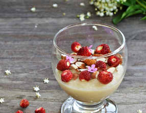 Crème de semoule au lait de riz et fleurs de sureau