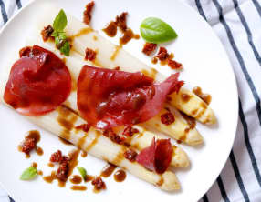 Asperges blanches, tomates confites, bresaola et basilic