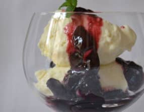 Glace au yaourt à la main de Bouddha confite