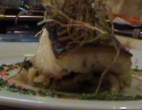 Dos de cabillaud rôti à la pomme de terre écrasée, petit jus de truffes