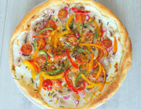 Tarte colorée aux poivrons, radis, tomates, champignons et mimolette