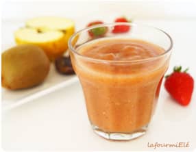 Smoothie datte, pomme, fraise, kiwi