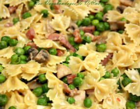 Farfalles aux petits pois, lardons et champignons