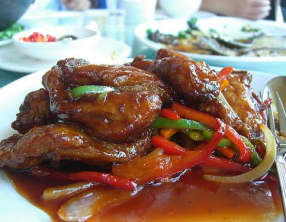 sauté de porc aux oignons, sauce aigre douce