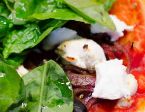 Pizza aux oignons rouges, au chèvre frais et aux épinards