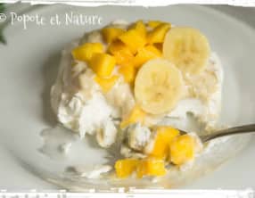 Mini pavlova à la mousse de rhubarbe, à la banane et à la mangue fraîche