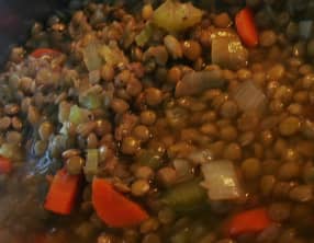 Petit salé, saucisses fumées aux lentilles à la romaine