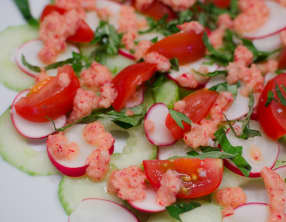 Carpaccio de radis et de concombre à la vinaigrette rose