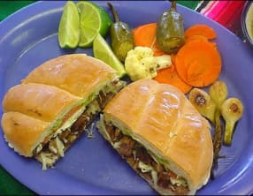 Sandwich à la dinde, épices, légumes, pave con pavo, torta