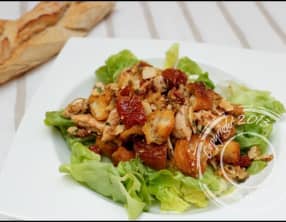 Salade romaine aux croûtons, poulet et parmesan