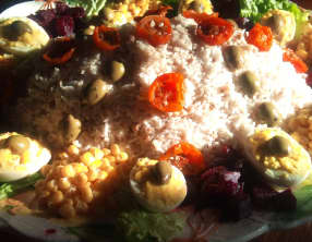 Salade composée au riz, thon, oeufs mayonnaise, betteraves, tomates séchées