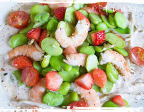 Salade de fèves aux fraises et aux crevettes sauce coco