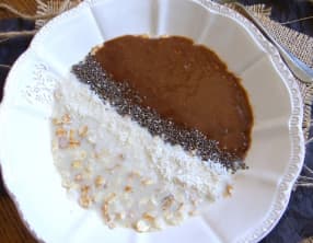 Porridge sans cuisson aux graines de chia et coco, coulis caroube - banane