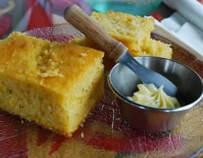 Pain au maïs, cuit ou four ou à la poêle