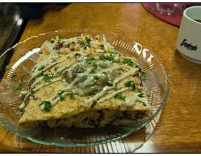 Crêpe pizza à la saucisse italienne, aux tomates, aubergines, champignons et poivrons