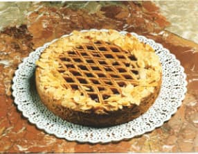 Tarte linzer aux cerises, amandes et fromage blanc